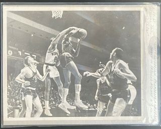 1961 B&w Photo - Philadelphia Warriors Wilt Chamberlain York Knicks