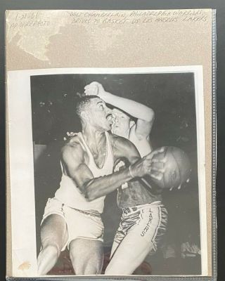1961 Ap Wirephoto - Philadelphia Warriors Wilt Chamberlain Los Angeles Lakers