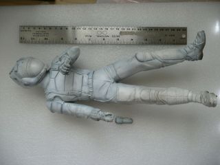 1/6 13 " Incomplete Broke Aliens Space Suite Astronaut Model Resin Figure Kit