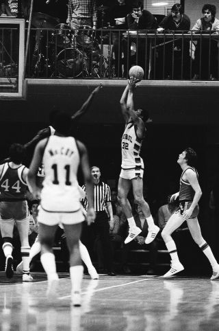 Ld125 - 19 1982 Depaul Athletes In Action Basketball (140) Orig 35mm B&w Negatives