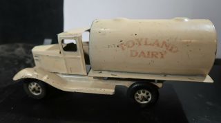 Girard Pressed Steel Toyland Diary Delivery Truck Battery Operated