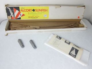 Vtg 1960`s Dumas Alcort Sunfish Mahogany & Balsa Wood Sailboat Model Kit