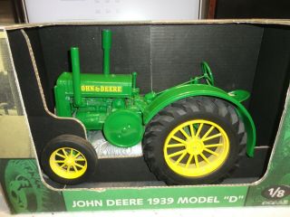 Ertl John Deere 1939 Model " D " Tractor 1:8 Scale