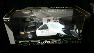 Autoart Ford Crown Victoria Lapd Police Car 1:18 Scale - Model 72701