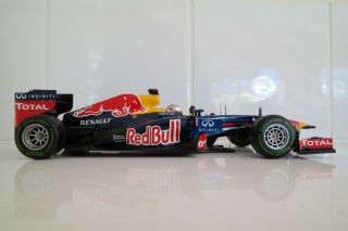 Minichamps 1:18 Red Bull Renault Rb8 Vettel Brazil 2012 World Champion Wet Tyres