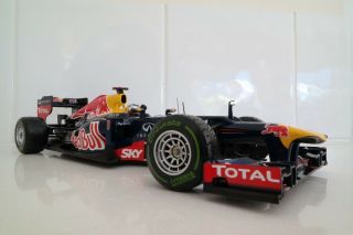 Minichamps 1:18 Red Bull Renault RB8 Vettel Brazil 2012 World Champion Wet Tyres 2