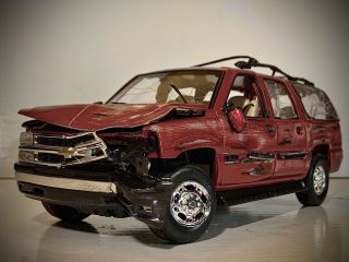 Wrecked Crashed Custom Welly 2001 3/4 Ton Chevrolet Suburban 1/18 Diecast Look