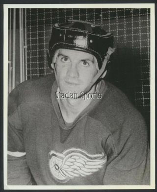 Charlie Burns Detroit Red Wings Vintage Nhl Hockey Press Photo
