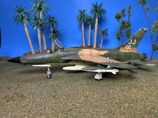(pro) Built 1:72 Republic F - 105d Thunderchief Usaf Fighter Vietnam War