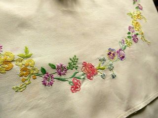 VINTAGE HAND EMBROIDERED TABLECLOTH - CIRCLE OF DELICATE FLOWERS 3