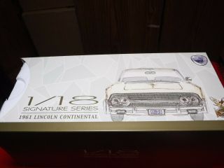 Lucky Road Signature 1961 Lincoln Continental 1:18 Diecast Signature Series