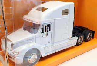 Welly 1/32 Scale Model Car 32620w - Freightliner Columbia - White