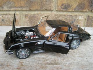 Danbury 1:24 1963 Corvette Stingray Fuel Injected Split Window Tuxedo Black