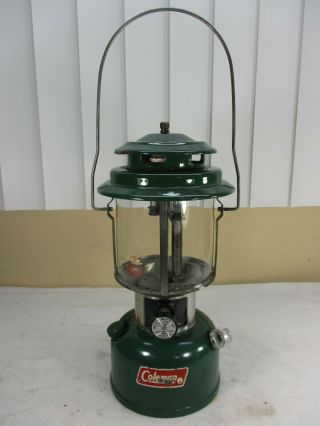 Vintage 1977 Coleman 220j Double Mantle Gas Lantern Holds Pressure Well (b)