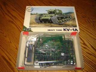Pst 72013 Model Kit 1/72 Scale Heavy Tank Kv - 1a Box Open Kit