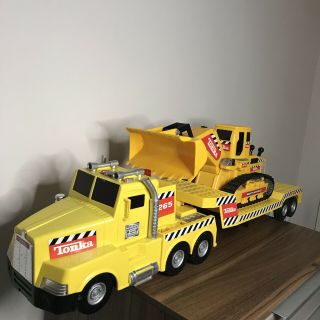 Vintage Yellow Tonka Tow Truck & Electronic Digger (2000) Large Playset Toys