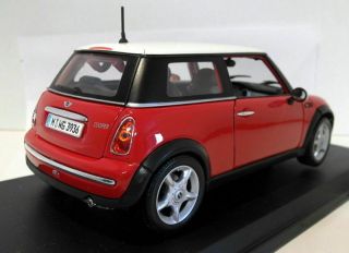 Maisto 1/18 scale Diecast - 31619 BMW Mini Cooper Red with white roof 3
