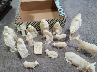 Vintage 17 Piece Hartland Plastic Nativity Set White Mat Is Torn