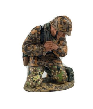 King And Country Waffen - Ss Wwii German Soldier In Camo On Knees 1:30 Scale 2003