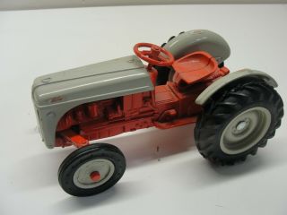 Ford 1:16 Scale Ertl Die - Cast Farm Tractor