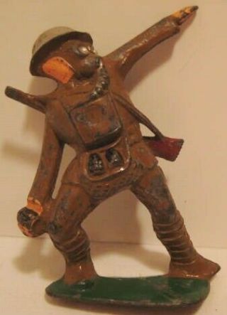 Old Lead Manoil Military Army Soldier Throwing Grenade W/ Gas Mask Cast Helmet