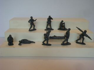 Classic Toy Soldiers / 1/32 Ww Ii German Med Team / 88 Crew / 9 In All 9 Poses