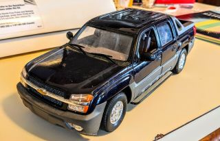 Welly 2001 Chevrolet Avalanche 1:18 Diecast Model Suv Blue.  Is .