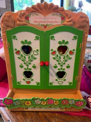 Vintage Strawberry Shortcake House Display Cabinet With 14 Dolls