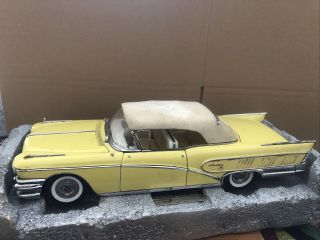 Sunstar 1/18 1958 Buick Limited Closed Convertible Yellow
