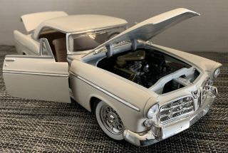 Maisto 1956 Chrysler 300b White Scale 1/18 Diecast
