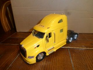 Jada Toys 1/32 Scale Peterbilt 387 Tractor Cab Yellow 2003