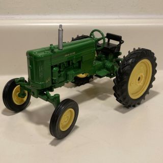 John Deere Model 40 Tractor - 1/16 Scale - Ertl 15600 Plastic Rim Not Graded