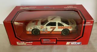 1993 Racing Champions 1:24 Alan Kulwicki 7 Hooters Ford Thunderbird Box