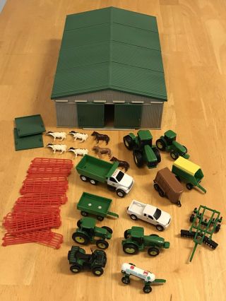 Ertl 1/64 Farm Country Machine Shed With Green Roof & Doors W/ Tractors Animals