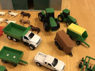 ERTL 1/64 Farm Country Machine Shed with Green Roof & Doors W/ Tractors Animals 3