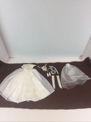 Vintage 1960s Barbie Brides Dream Wedding Dress With Vail & Bouquet 947