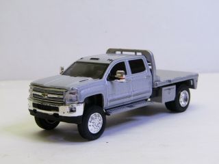 1/64 Dcp/greenlight Custom Lifted Silver Chevy 3500 Crew Cab Flatbed No Box
