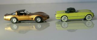 DANBURY 2pc Set - CHEVROLET CORVETTES 1955 & 1982 1:43 Diecast Model Cars 2