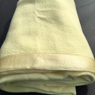 Vintage Yellow Acrylic Blanket Soft Satin Binding 75 X 80 Thick And Plush