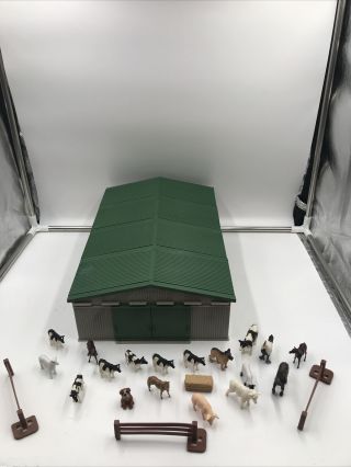 Ertl 1/64 Farm Country Machine Shed White With Green Roof & Doors With Animals