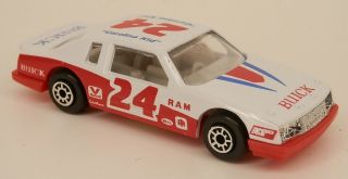 Maisto Buick 1986/1987 Lesabre Grand National Stock Car White/red 24 1/64 Scale