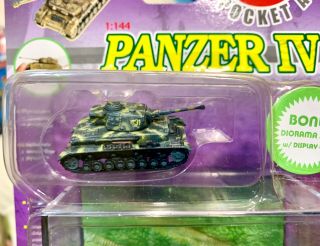 CanDo (Dragon) - Panzer IV - 1942 - 1:144 - Inc Diorama Base & Display Case 2