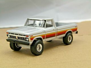 Dcp/greenlight Custom Lifted Silver - 2 1977 Ford F - 150 Pickup Off Road 1/64