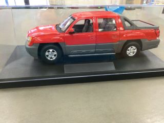 Welly 2002 Chevrolet Avalanche Metal Diecast 1:18 Scale In The Red Color