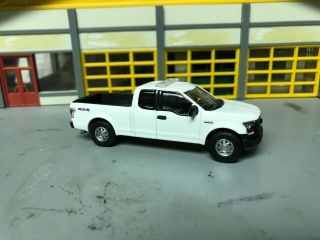 1/64 2015 Ford F150 Xl Extra - Cab P.  U.  4x4 /white//unmarked Police /rubber Tire