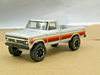 Dcp/greenlight Custom Lifted Silver 1977 Ford F - 150 Pickup Off Road 1/64