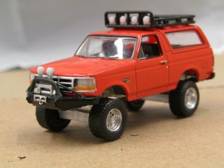 Dcp/greenlight Custom Lifted 1996 Orange Ford Bronco Off Road 4x4 1/64.