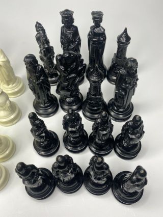 Vintage ANRI E.  S.  Lowe Plastic 32 Piece Chess Set King Queen Pawn Knight 3