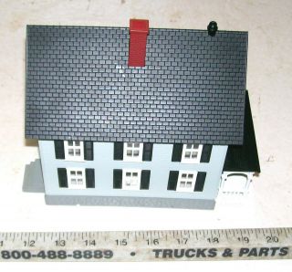 Mth Light Blue/gray 2 - Story House With Porch O Scale Building,  Interior Lighting