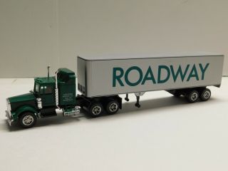 Ho Scale 1/87 - Canadian Arrow Co.  Semi Tractor Vehicle W/ Roadway Trailer